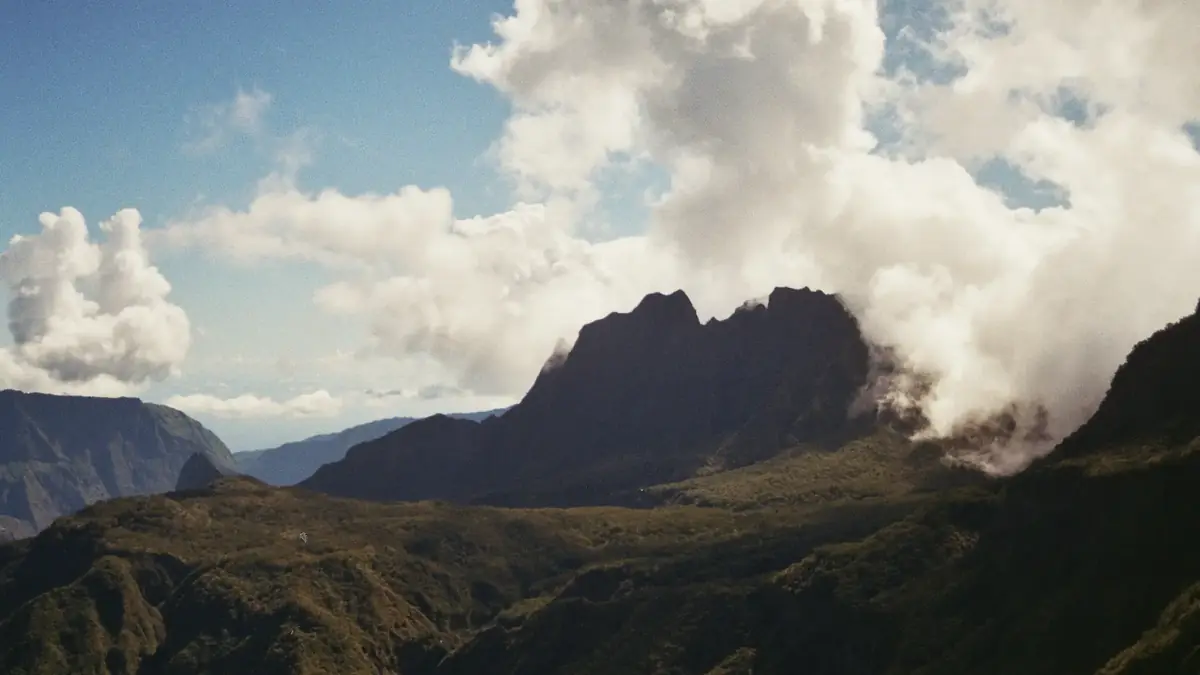 Cirque de montagnes sous les nuages, La Réunion